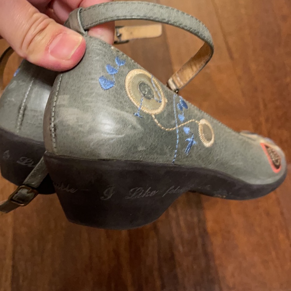 Playful embellished appliqués wedged shoes - Picture 9 of 12